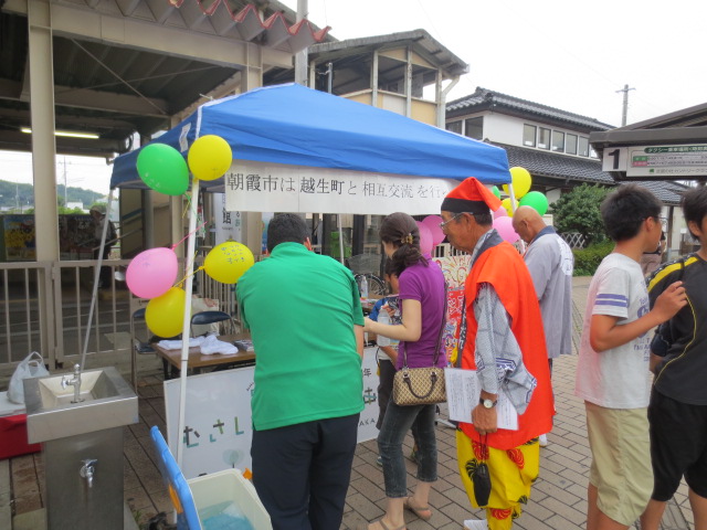 相互交流している朝霞市の出展ブース