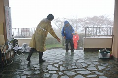 雨の中の受付の様子