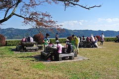 山頂で昼食を食べる様子