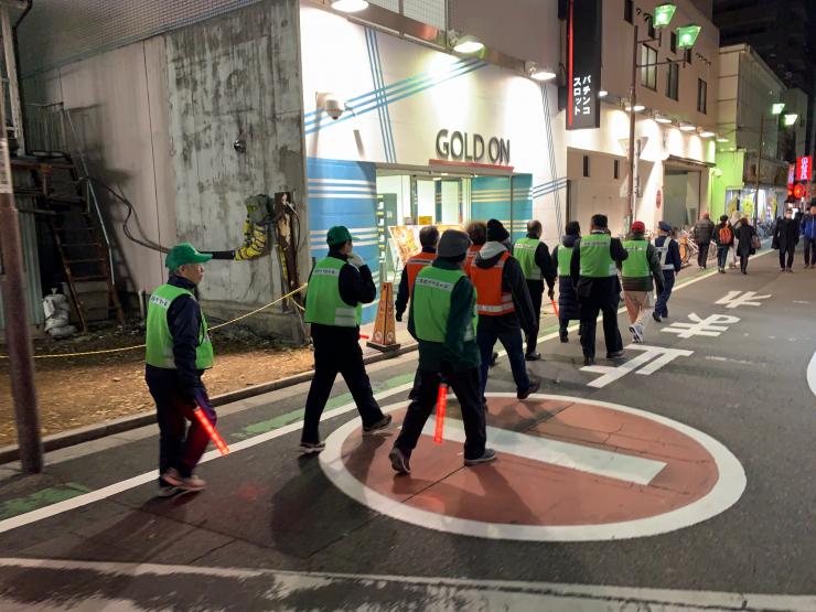 西川口駅前クリーンタウン作戦パトロール風景