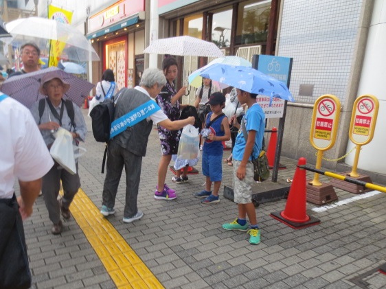 本川越駅前の歩道で啓発品を配布している様子