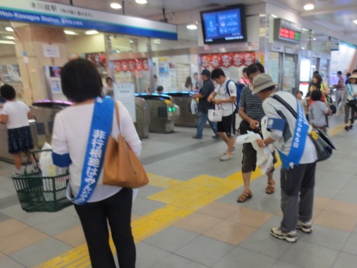 本川越駅改札前で啓発品を配布している様子