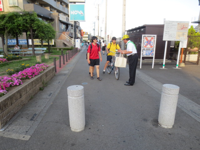 坂戸駅前の歩道で学生に呼びかけている様子