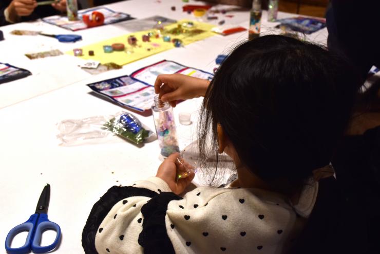 キラキラ光るペンライトを作る子供