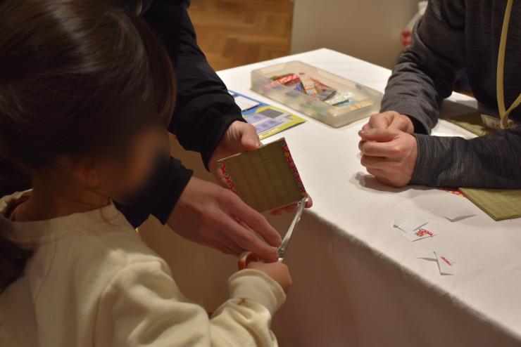 畳コースターを作る子供