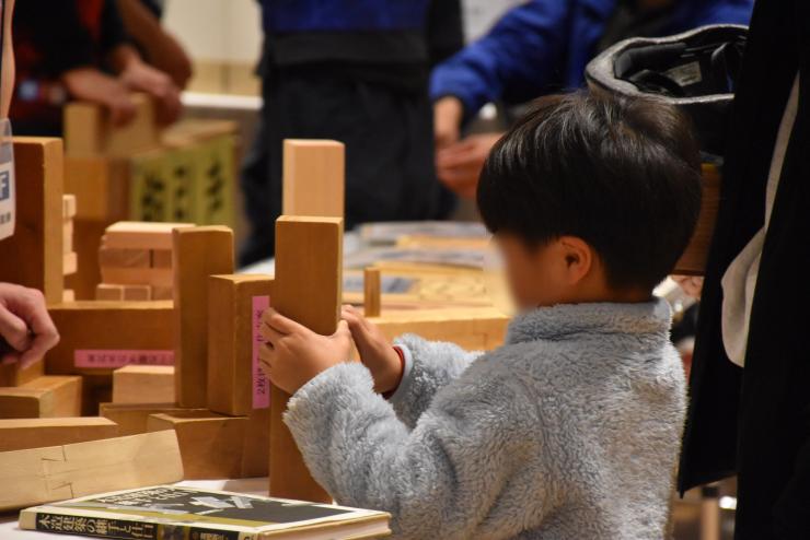 木工パーツを触る子供