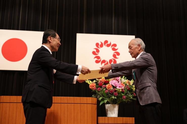 シラコバト賞受賞者長谷川勉氏が表彰状を受け取る画像