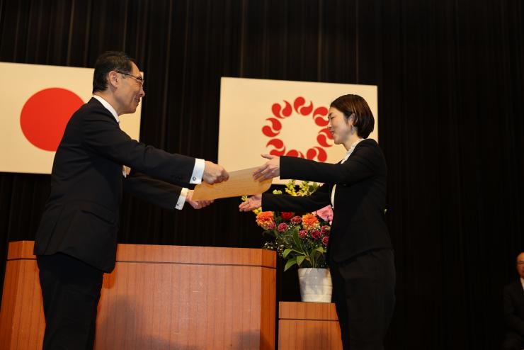 シラコバト賞受賞者紙芝居ボランティア「大きなかぶ」会長内山氏が表彰状を受け取る画像