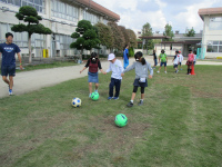 特別支援学校の生徒と小学生の交流