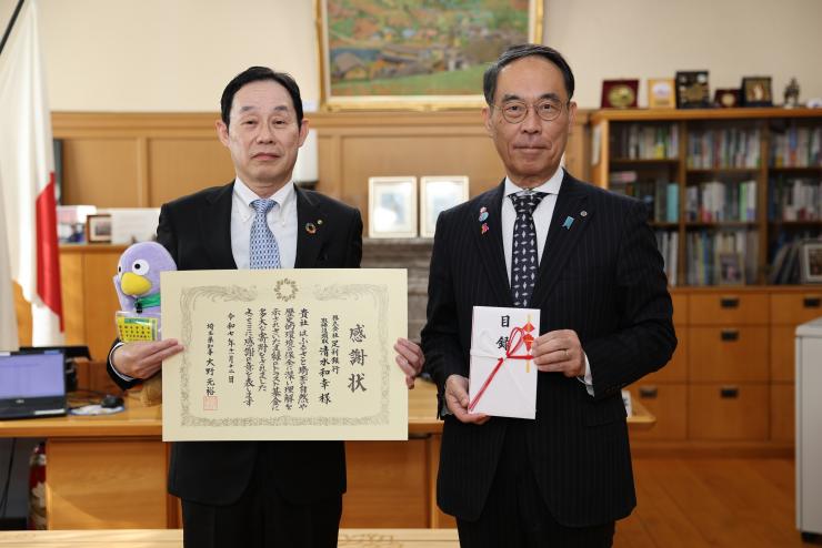 表彰者と記念写真を撮る知事の写真