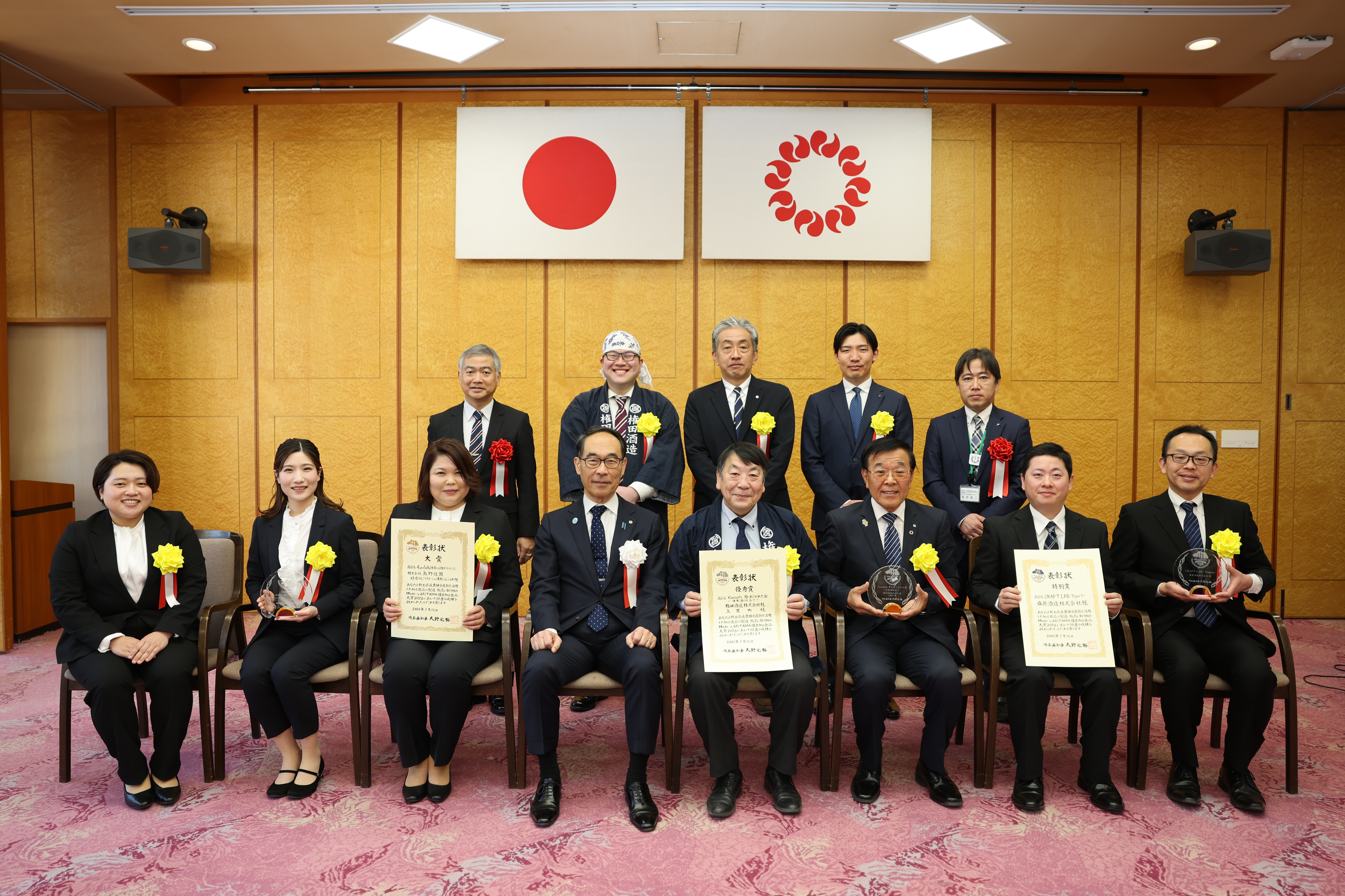 受賞者と記念写真を撮る知事の写真