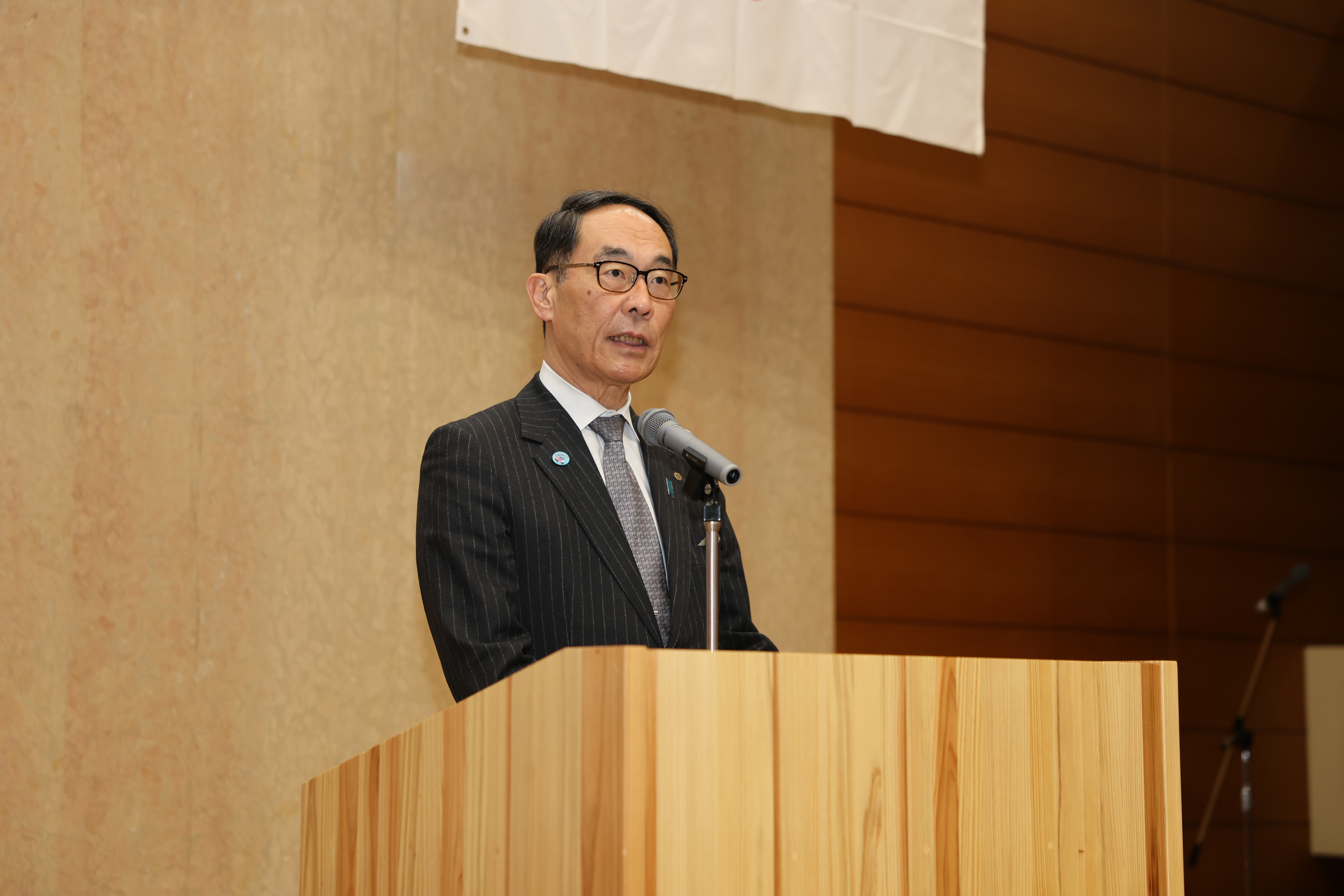 表彰式で挨拶する知事の写真