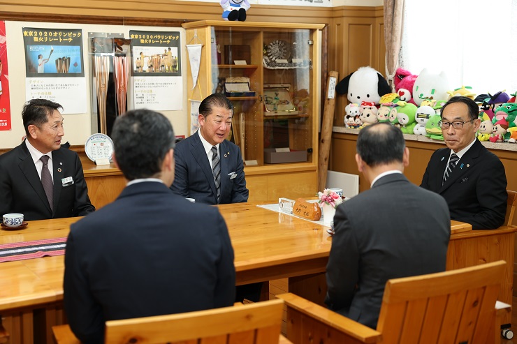 表彰者と記念写真を撮る知事の写真