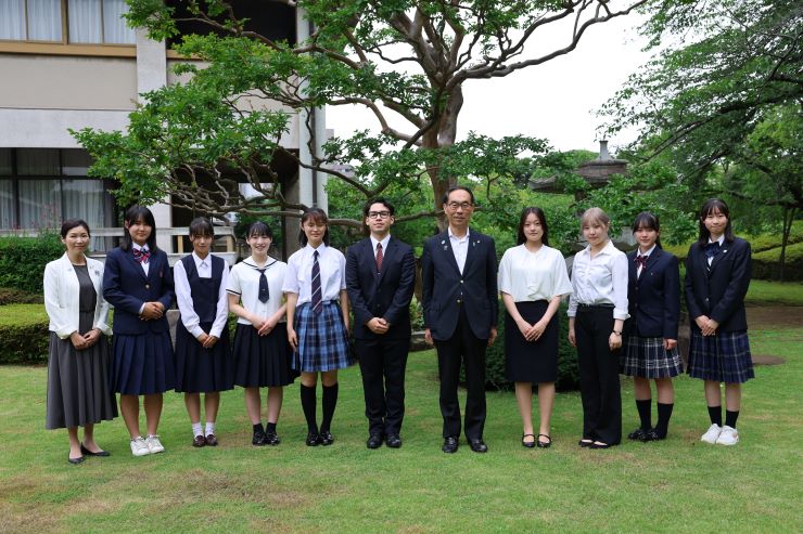 姉妹友好州省等派遣奨学生と集合写真を撮る知事の写真