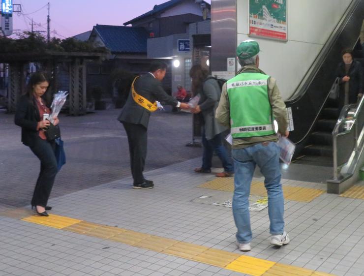 写真：久喜駅キャンペーン啓発物配布の様子