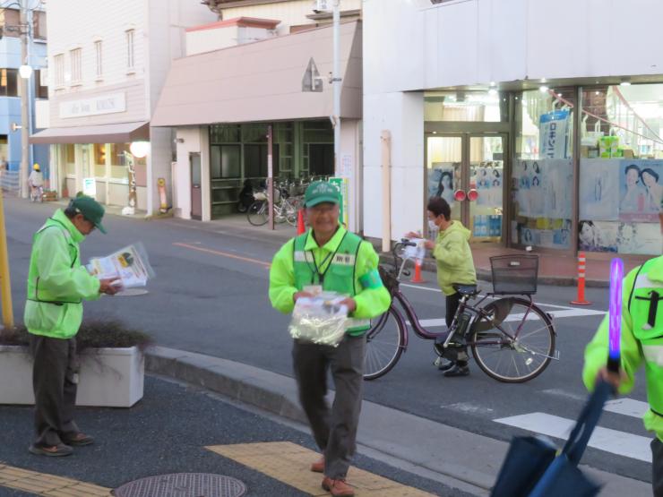 写真：羽生駅キャンペーン啓発物配布の様子