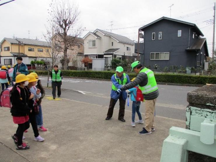 校門前での見守り活動の写真