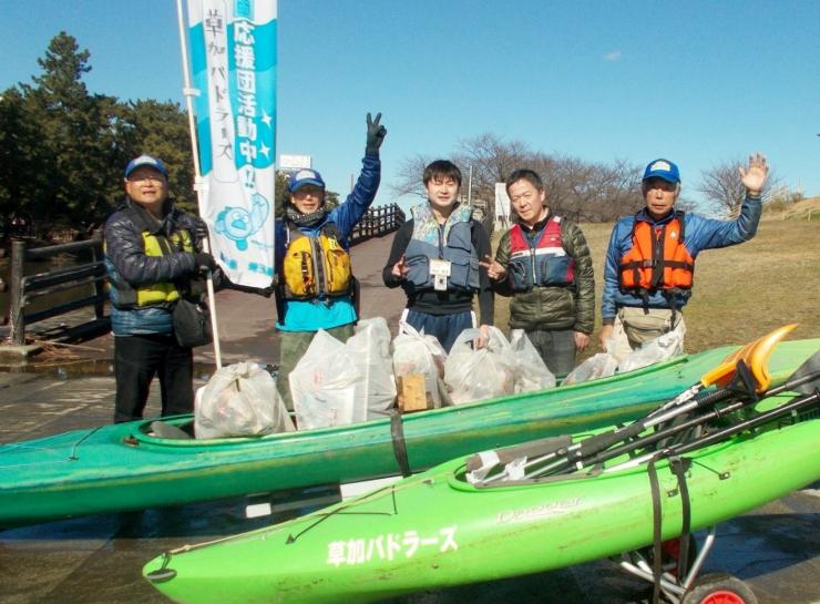 回収したゴミと集合写真