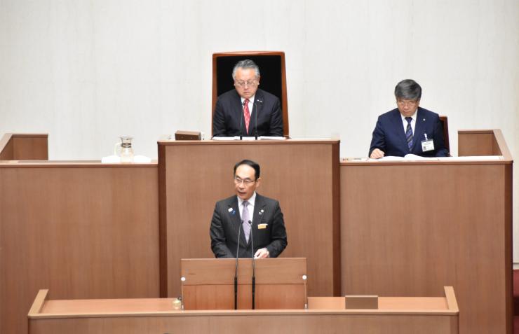 定例県議会で提案説明をする大野知事の写真