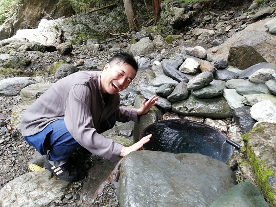 明ヶ指のたまご水と三上さん2