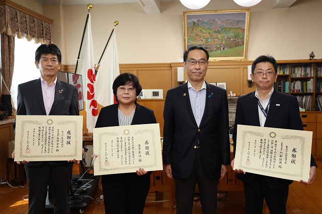 こども食堂応援基金への寄附に対する感謝状贈呈式の様子