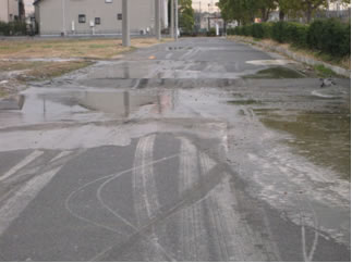 液状化により水が噴出した道路