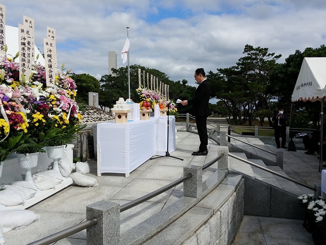 追悼する大野知事の様子