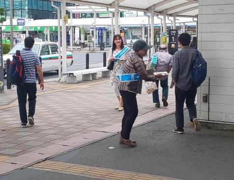 三郷駅での非行防止キャンペーンの様子