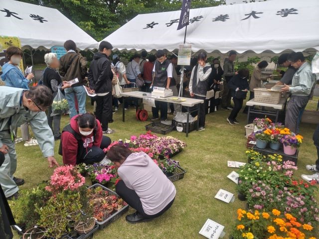 若葉祭の販売の様子