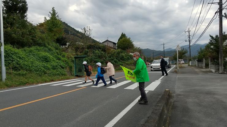 児童が横断中