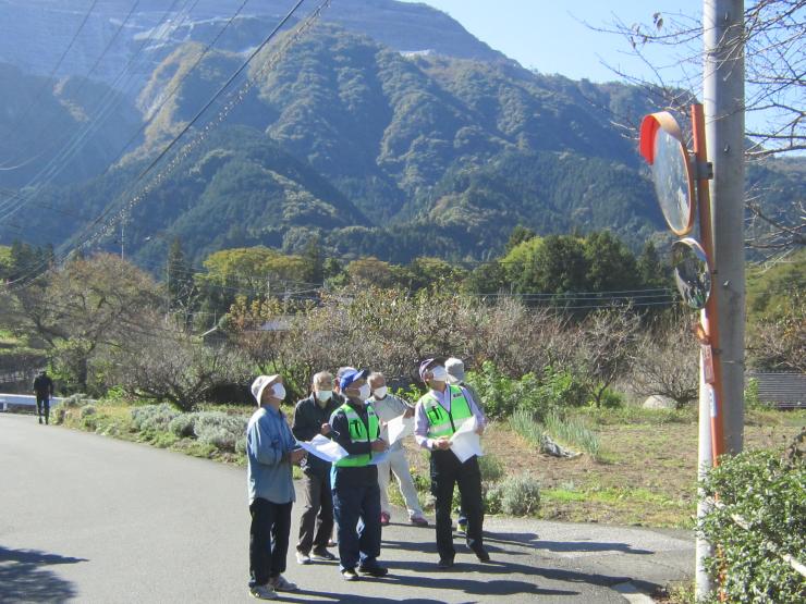 別の防犯灯を点検中