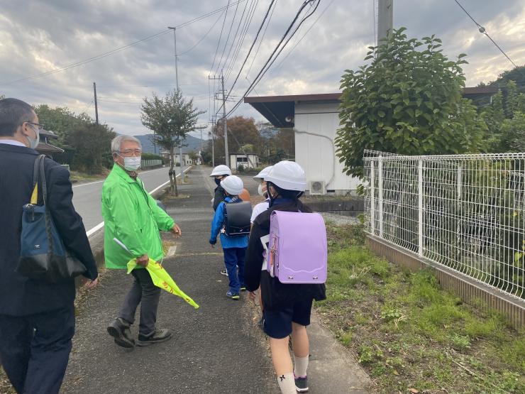 児童に指導をするパトロール隊員