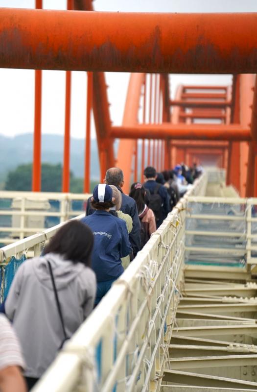 荒川水管橋を参加者が歩いている様子