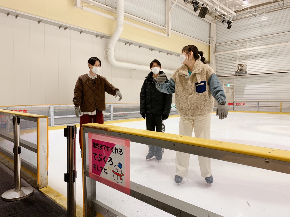 埼玉アイスアリーナでハライチ岩井さんと松井咲子さんがスケートを教えてもらっている写真