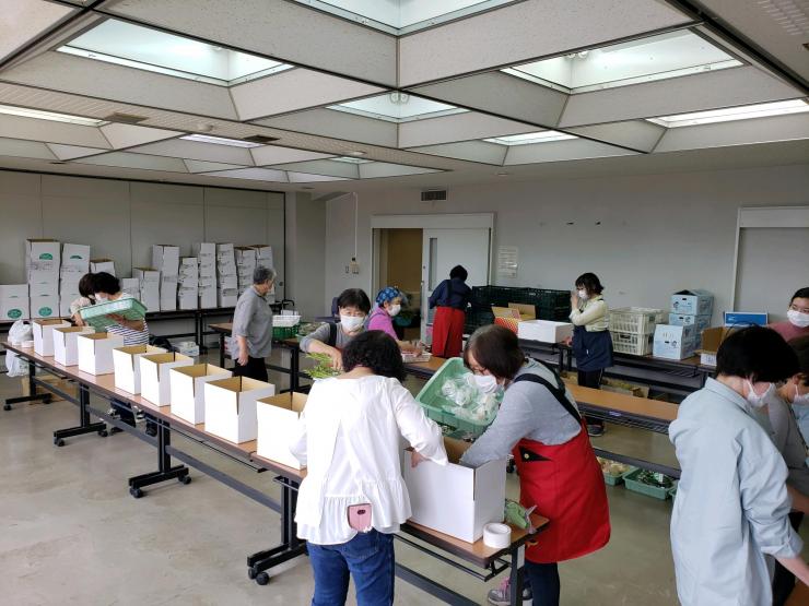 イメージ画像:品物を詰め込む様子