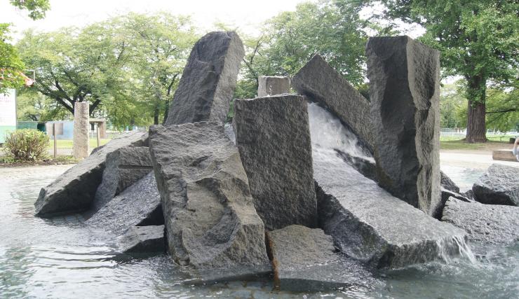 勢いよく水が流れる噴水