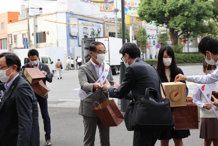 令和4年度赤い羽根共同募金の街頭募金活動で募金を呼び掛ける知事