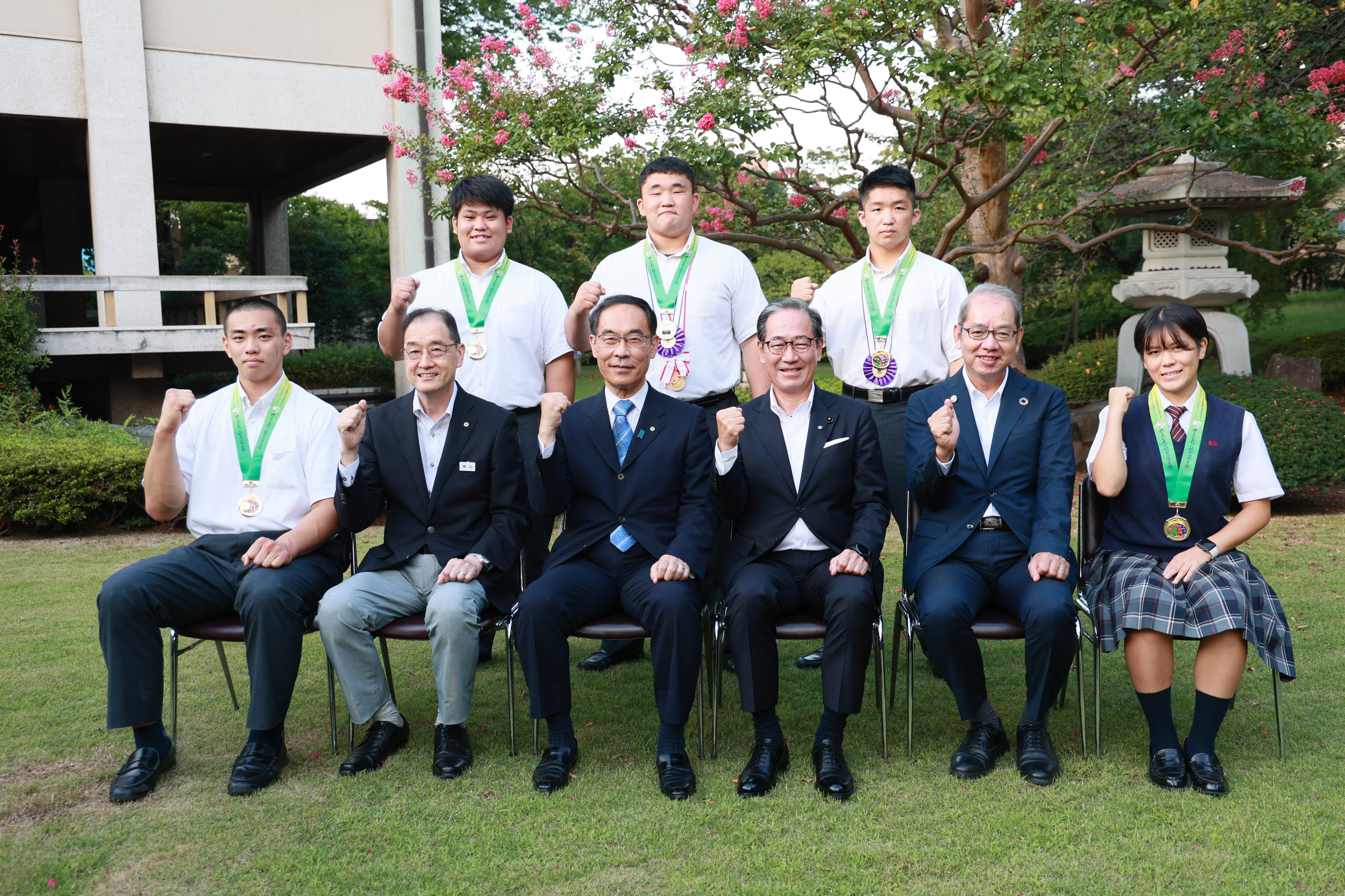 令和4年度全国高等学校総合体育大会優勝者表敬訪問で記念撮影する知事