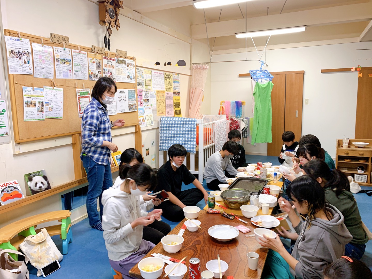 子どもたちがご飯を食べている様子の写真