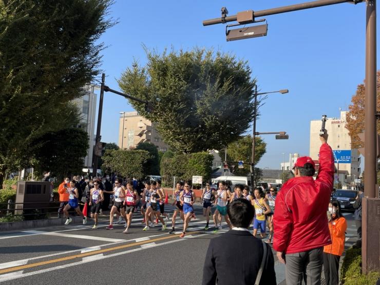 22彩の国実業団駅伝スタートの様子