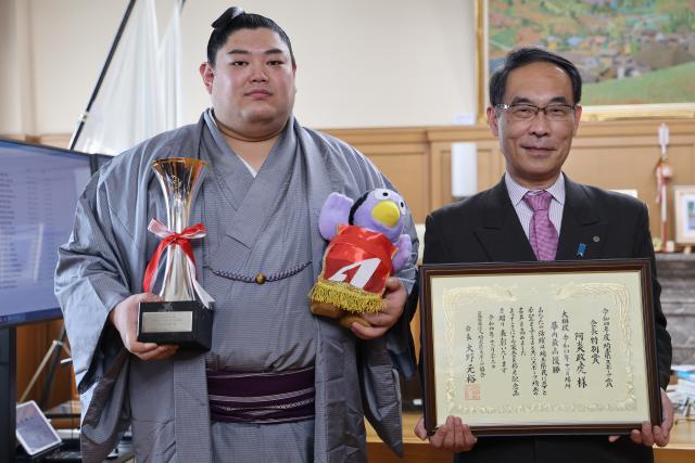 11月場所優勝力士阿炎政虎関表敬訪問で記念撮影する知事