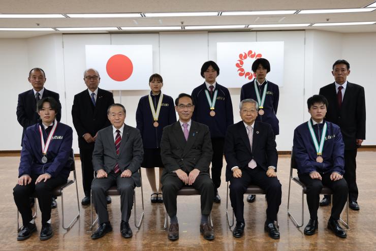 技能五輪全国大会・全国アビリンピック埼玉県選手団結果報告会で記念撮影する知事