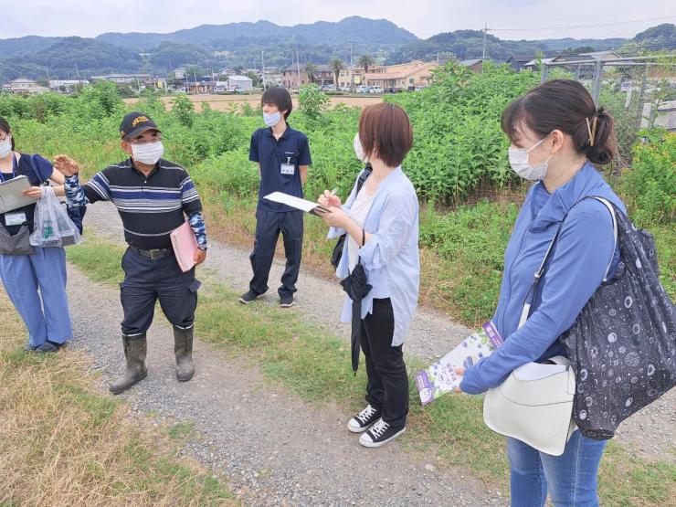 ほ場見学の様子1