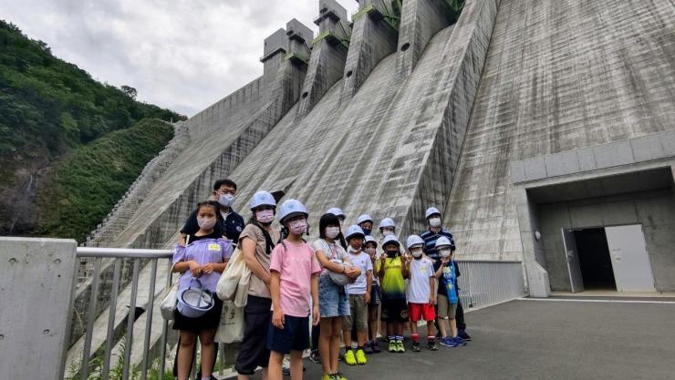 「水源わくわくセミナー2022」のダム見学の様子1