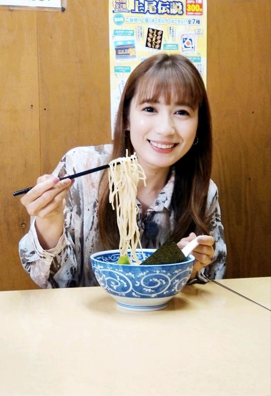 よしかわラーメンを食べる才木玲佳