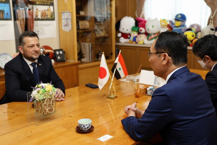 駐日シリア・アラブ共和国臨時代理大使表敬訪問で歓談する知事