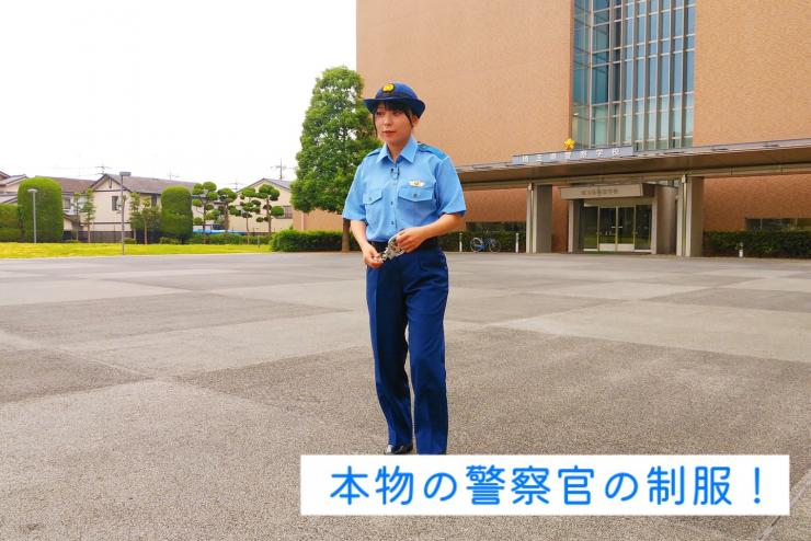 警察官の制服を着たアンゴラ村長