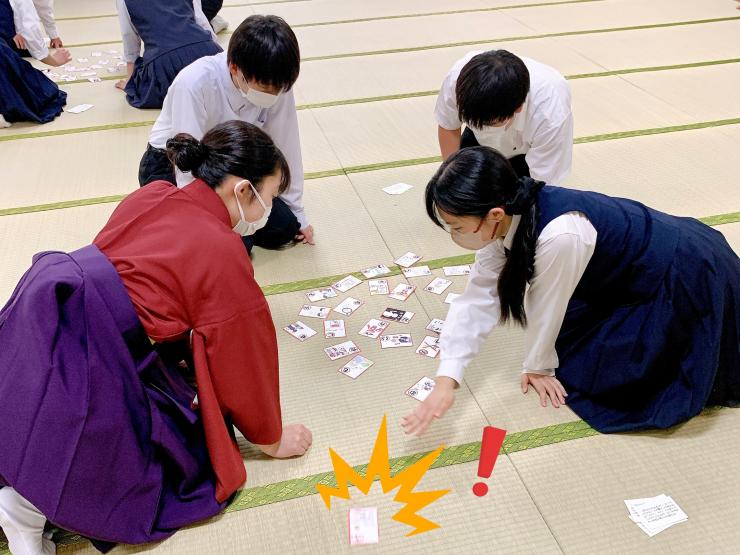 かるた教室を行う高校生と中学生の写真