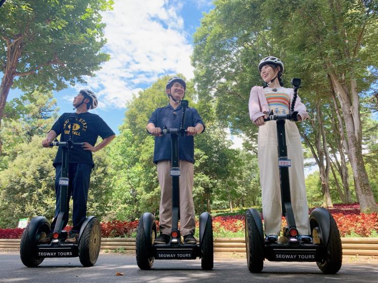 武蔵丘陵森林公園でセグウェイツアーに参加するカナイと小堺翔太と松井咲子の写真