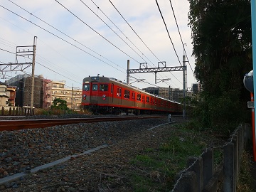 公園付近を通過する電車